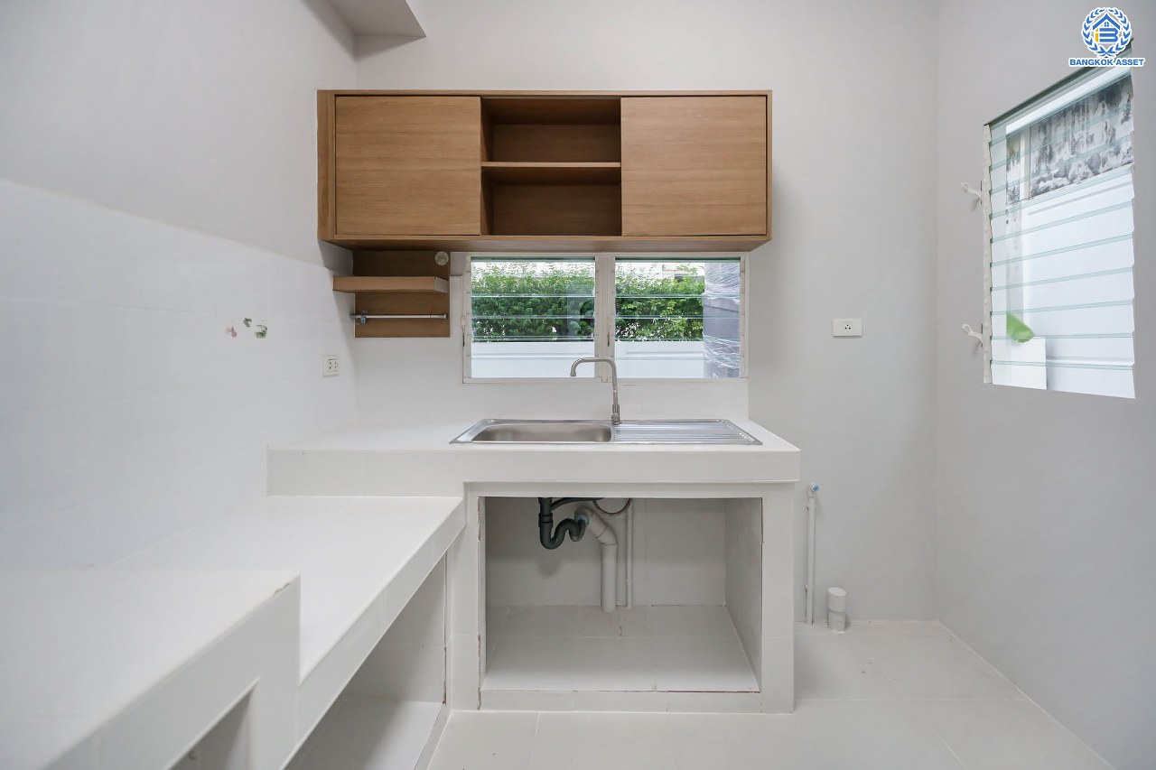 บ้านเดี่ยวมือสอง จากแบรนด์ LH โครงการ ชัยพฤกษ์ วัชรพล หลังใหญ่ เนื้อที่ 50.6 ตร.ว. ฟังก์ชัน 3 ห้องนอน 3 ห้องน้ำ จอดรถได้ 2 คัน พร้อม Facilities ครบครัน บนทำเลเดินทางสะดวก ติดถนนสุขาภิบาล5 เชื่อมต่อหลายเส้นทาง ใกล้ทางด่วน "ฉลองรัช" และรถไฟฟ้าสายสีเขียว "สถานีสายหยุด"